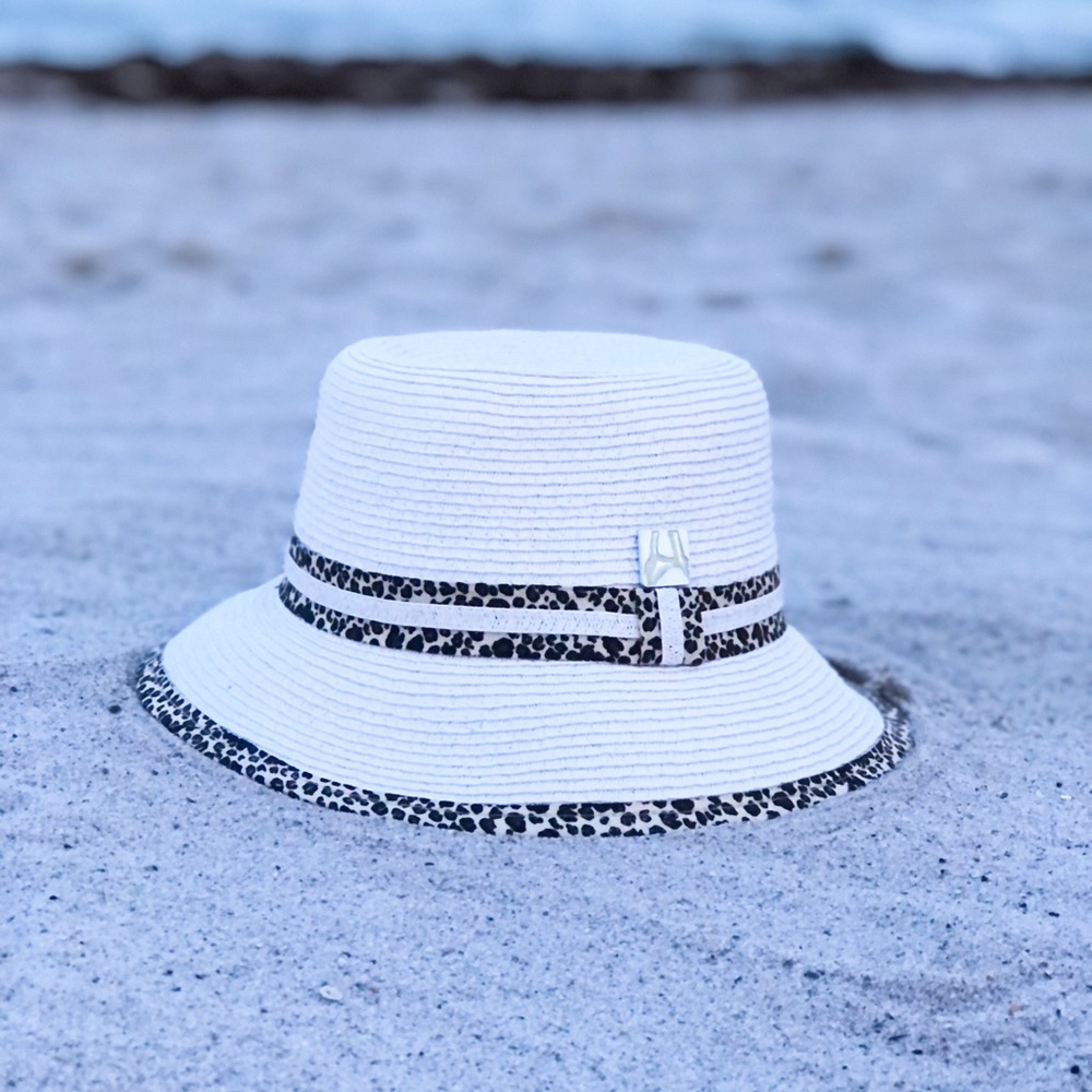 'On the prowl’ Bucket Hat